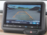 【バックカメラ】駐車が苦手な方でも安心してお乗りいただけます。リバース連動で画面が切り替わるのでとっても便利です。