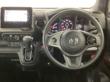 【ハンドル】運転にかかわる様々な操作を安全に行えるように視点移動が少なく操作性に配慮されたスイッチ類が凝縮されたコックピットです。