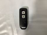 スマートキーを装備しています。鍵を差し込むことなくドアロックの開け閉めと、スタートボタン操作でのエンジンスタートができます。