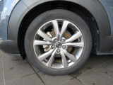 18インチ純正アルミホイールを装備。タイヤサイズは215/55R18となります。
