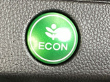 ECON モードをON にするとアクセルペダルの動きに対するエンジンの反応とエアコンの制御を切り換えることで、燃費のいい運転をするドライバーがペダルを踏んだ時と同じようにエンジンを制御します。