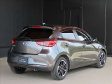 斜め後ろからのラインはコンパクトカーと思えないほどの躍動感が魅力的なMAZDA2です。