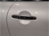 【スマートキー】車両のキーをカバンやポケットに入れたまま、お車の開閉が可能で御座います。お車の前に立ってキーを探す必要が御座いません。