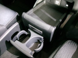 運転席からも助手席からも使いやすい位置に、引き出し式ドリンクホルダーとスマホなどを置けるトレイを配置しています。