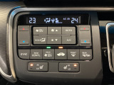 オートエアコンは左右席で独立温度コントロールが可能です。運転席はキンキンに冷やして助手席はマイルドにと言った設定が可能です☆暑さ寒さでケンカすることもなくなりますね♪
