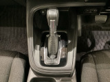CVT車のセレクトレバーです。低速から高速まで、変速ショックのないスムーズな走りと、エンジン効率のよい領域を維持して燃費にも貢献します。