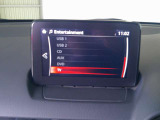 CD/DVD再生プレーヤー、Bluetooth接続はもちろんフルセグTVチューナーを装備しています。また、USB端子も備えています。