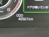 視認性に優れたメーターを採用しており、走行中でも車速や情報が分かりやすく表示されます。運転時の視線移動をむりのない範囲に抑え、快適で安心感のあるドライブをサポートします。