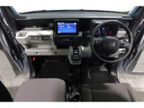 ドライバーを包み込むように、ディスプレーやスイッチ、コンソールを配置。座った瞬間から運転への期待が!空間そのものの心地よさにこだわっています。