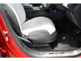 高級レザーと限定車専用の設えが、至福のホスピタリティを演出。高い視点から見下ろす司令塔のような安心感と、身体を優しく包み込む座り心地が所有欲を満たします。