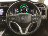 ハンドルにHondaセンシング系のクルーズコントロールやレーンキープアシストなどのスイッチと、オーディオの操作スイッチが装備されています。ハンドルから手を離さず安全に操作できます。