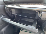 グローブボックスの画像です。店舗にて現車の確認もいただけますので、お電話で在庫のご確認の上是非ご来店くださいませ!!!ワクワクするクルマ選びをご提案します!
