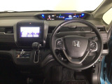 【ハンドル】運転にかかわる様々な操作を安全に行えるように視点移動が少なく操作性に配慮されたスイッチ類が凝縮されたコックピットです。