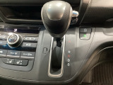 CVT車のセレクトレバーです。低速から高速まで、変速ショックのないスムーズな走りを実現するとともに、エンジン効率のよい領域を維持することで燃費にも貢献します。
