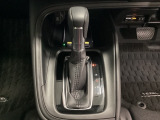 CVT車のセレクトレバーです。低速から高速まで、変速ショックのないスムーズな走りと、エンジン効率のよい領域を維持して燃費にも貢献します。サイドブレーキはスイッチ操作の電子制御パーキングブレーキです。