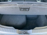 こちらはサブトランクとなっており荷室の床下には、深さが307mmもございます。カー用品や緊急用の傘を常備するのに重宝します。