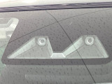 【スマートアシスト】走行中に前方の車両等を認識し、衝突しそうな時は警報とブレーキで衝突回避と被害軽減をアシスト。より安全にドライブをお楽しみいただけます。