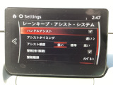 ハンドル操作をアシストすることにより車線からの逸脱回避を支援します。