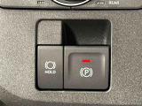 指先だけで簡単に操作が可能な電動パーキングブレーキを採用。「HOLD」スイッチを押すと、渋滞や信号待ちなどでブレーキペダルから足を離しても、ブレーキを保持するので安心です