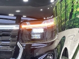 【LEDヘッドライト】悪天候や夜間走行時も良好な視界を確保し安心して運転できる高輝度LEDヘッドライトを装備!点灯速度が早く、消費電力も抑えられています。