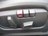 運転席メモリー付きフロント電動シート装備。