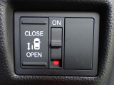 運転席からもスライドドアをボタン操作でスピーディーに開閉できます!またスマートキーでも操作できるので便利です。