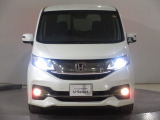 ハロゲンより明るく、より遠くまでさらなる安心感のあるLEDヘッドライトを採用。照射軸の上下方向を自動調整するオートレベリング機構、点灯忘れも防止できるオートライトコントロール機構付きです。