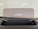 運転に必要な情報を見やすく表示する「カラーヘッドアップディスプレイ」を搭載しております。