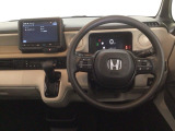 【ハンドル】運転にかかわる様々な操作を安全に行えるように視点移動が少なく操作性に配慮されたスイッチ類が凝縮されたコックピットです。