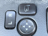 【電動格納ミラー】サイドミラーは電動格納式となっており、狭い駐車場でもキズがつくリスクを抑えられます。