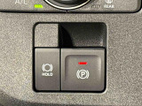 指先だけで簡単に操作が可能な電動パーキングブレーキを採用。「HOLD」スイッチを押すと、渋滞や信号待ちなどでブレーキペダルから足を離しても、ブレーキを保持するので安心です