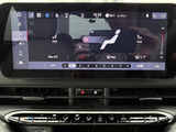 TFTタッチパネルを使ったインターフェースで、様々な車両情報を表示コントロール。スイッチ類を増やさずに多機能化が可能になりました。