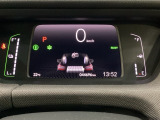 デジタル表示のスピードメーターとタコメーター、燃費やオドメーターなどの表示の他に、ホンダセンシング機能などの表示もできる多機能なマルチインフォメーション・ディスプレイです。