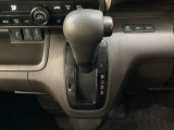 CVT車のセレクトレバーです。低速から高速まで、変速ショックのないスムーズな走りを実現するとともに、エンジン効率のよい領域を維持することで燃費にも貢献します。