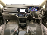 車内は光触媒抗菌消臭施工済です。スタイリッシュなデザインでスポーティなインパネ周りを演出します。グローブボックスやカップホルダーのほかにトレーなどたくさんの収納スペースが付いています。
