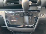 フルオートエアコン搭載。温度設定だけで、車内はいつも快適な空間を維持できます。