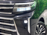 【LEDヘッドライト】悪天候や夜間走行時も良好な視界を確保し安心して運転できる高輝度LEDヘッドライトを装備!点灯速度が早く、消費電力も抑えられています。