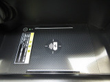 ワイヤレス充電器がついています。対応スマートフォンを置くだけで充電が可能です。