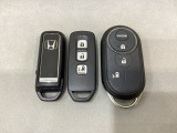 スマートキー付きですからドアロックの開閉およびエンジンスタートが楽々です。電動スライドドアの開け閉めもボタンで操作できます。加えて、純正リモコンエンジンスターター用の操作キーもついています。