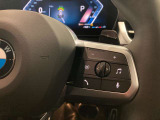BMWのステアリングはドライバーと車体が一体感に感じれるような操作性を実現しております。また、握りやすさや操作性を向上するためにスイッチ類も配置されております。