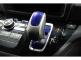 インパネシフトだから視線の移動も少なく足元もスッキリ♪運転席もゆったりしているのでゆとりを持ってドライブできますね!