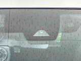 【エマージェンシーブレーキ】走行中に前方の車両等を認識し、衝突しそうな時は警報とブレーキで衝突回避と被害軽減をアシスト。より安全にドライブをお楽しみいただけます。