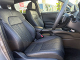 運転席と助手席は長時間運転しても疲れにくいシートとなっております☆