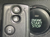 【キーフリーシステム】カバンやポケットに入れたままでもドアの施錠・解錠が可能なスマートキーを装備。エンジンのオン・オフ時もカギを取り出す必要が無いからとっても便利です♪