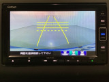 バックでの車庫入れも安心です! リアカメラが付いているバックモニター付のナビを装備しております。操作線もついており距離感も画面から確認できます。