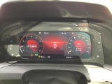 デジタルメーターで運転手の視認性を高めてくれます。