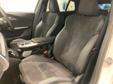 【助手席シート】運転席シート同様長時間乗車・スポーツドライビングでも疲れにくい形状にセッティングされたシートを装備しております。