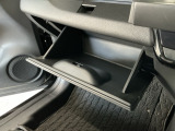 【グローブボックス】収納スペースが沢山あるので車内が散らからずに助かります。ちょっとした物を入れるのにいいですね♪