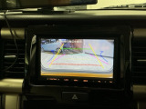 【バックカメラ】運転が苦手な方も車庫入れラクラクです!ギアをリバースに入れれば自動的に切り換わりますので、面倒な操作は不要です♪狭い駐車場もお車を傷つけず安心ですね!