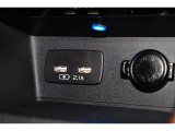 小物の収納に便利なセンタートレイには携帯等のデバイスの充電可能なUSB出力電源付です。
